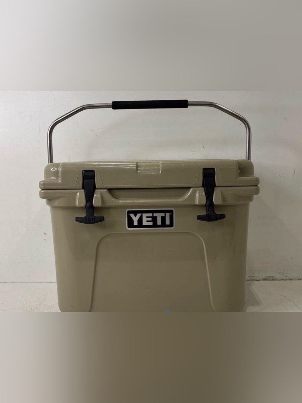 E1 YETI Cooler Roadie 20 Hard Cooler Desert Tan with Handle